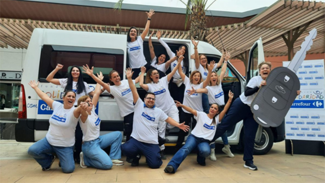 Fundación Solidaridad Carrefour dona a Amappace un vehículo escolar adaptado para la infancia con parálisis cerebral de Málaga