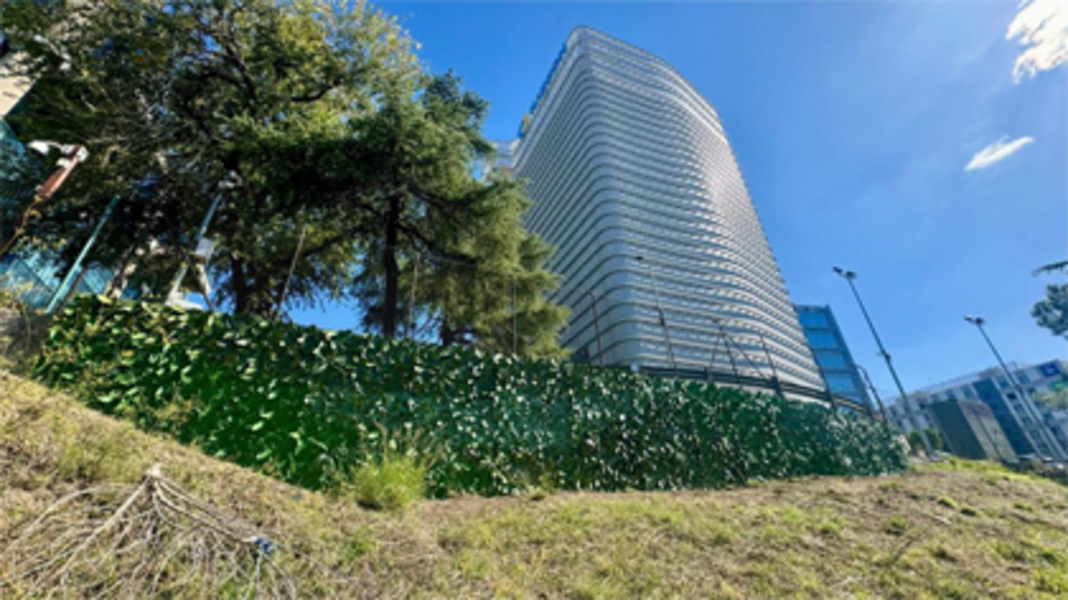 Ilunion instala un jardín vertical descontaminante en su sede de la M-30 e invita a otras empresas a sumarse