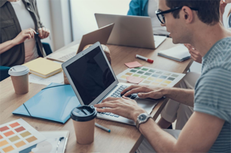 Los universitarios eligen a Apple, Google e Inditex como las mejores empresas para trabajar en España